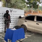 Esmeraldas. El carro, el dinero y los sobres con droga que decomisó la policía.