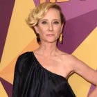 Anne Heche estrelló su auto contra una vivienda. Como resultado, sufrió graves quemaduras que más tarde le ocasionaron la muerte.