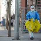Un trabajador de la salud voluntario camina por la calle en Pekín, China, el 7 de diciembre de 2022. EFE/EPA/WU HAO