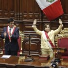 La abogada Dina Boluarte saluda tras ser juramentada como presidenta de Perú  por presidente del Congreso, José Daniel Williams Zapata (i).