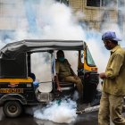 Un trabajador municipal fumiga contra la malaria cerca de una zona residencial en Mumbai, India, el 28 de julio de 2020.