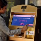 Syeda Fatima Taruj, directora de Goldsikka, presenta el cajero automático que da oro en Hyderabad