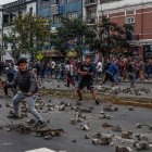 Manifestantes que respaldan al destituido presidente Pedro Castillo enfrentan a la Policía, hoy, a las afueras de la Prefectura de Lima, donde permanece detenido el ahora expresidente, hoy, en Lima (Perú). Un pequeño grupo de simpatizantes y detractores del expresidente peruano Pedro Castillo se enfrentaron este miércoles frente al centro donde está detenido en Lima el exmandatario, acusado de haber dado un autogolpe de Estado. Los cuerpos de la Policía Nacional de Perú (PNP) han tenido que intervenir con gases lacrimógenos y detener a algunos de los manifestantes para poder liberar la céntrica avenida Alfonso Ugarte, según pudo presenciar EFE. EFE/ Aldair Mejía