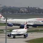 Varios aviones de la compañía británica British Airways permanecen estacionados en el aeropuerto de Heathrow el 29 de mayo de 2017.