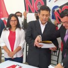 El secretario del CNE, Santiago Vallejo, recibió la documentación del director de Unidad Popular, Geovanni Atarihuana.