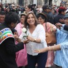 La nueva presidenta de Perú, Dina Boluarte, participa en una procesión de la Virgen de la Inmaculada Concepción de la ciudad de Puno hoy, en la Plaza de Armas de Lima (Perú).