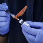 Vista de una enfermera preparando una vacuna conta la covid-19, en una fotografía de archivo.