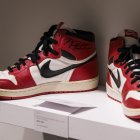 Vista, del 5 de diciembre de 2022, de un par de zapatillas Air Jordan 1 de 1985, puestos en subasta por Christie"s