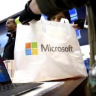 Empresa.- Una persona hace compras en la tienda de Microsoft.