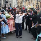 La nueva presidenta de Perú, Dina Boluarte, participa en una procesión de la Virgen de la Inmaculada Concepción de la ciudad de Puno hoy, en la Plaza de Armas de Lima, este jueves 8 de diciembre.