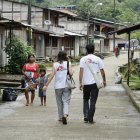 Miembros de Médicos Sin Fronteras caminan, 23 de noviembre de 2022, en Pié de Pató, Chocó (Colombia). EFE/ Mauricio Dueñas Castañeda