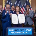 La presidenta de la Cámara de Representantes, Nancy Pelosi (c), sostiene el proyecto de ley que blinda a nivel federal el matrimonio entre personas del mismo sexo.