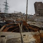 Un monumento destruido con el logo de Azovstal en la entrada principal de la planta siderúrgica de Azovstal en Mariupol, al este de Ucrania, el 7 de diciembre de 2022.  /SERGEI ILNITSKY