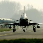 Un caza "Eurofighter Typhoon" aterriza durante las maniobras internacionales. Fotografía de archivo. EFE/Robin Van Lonkhuijsen