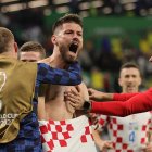 Bruno Petkovic (C) of Croatia celebrates after scoring the 1-1 during the FIFA World Cup 2022 quarter final soccer match between Croatia and Brazil at Education City Stadium in Doha, Qatar, 09 December 2022. (Mundial de Fútbol, Brasil, Croacia, Qatar)