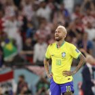 Neymar de Brasil se lamenta hoy, en un partido de los cuartos de final del Mundial de Fútbol Qatar 2022 entre Croacia y Brasil en el estadio Ciudad de la Educación en Rayán (Qatar)