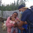 Un brigadista aplica una vacuna a un infante en un sector rural de Imbabura, donde hace dos semanas se confirmaron dos casos de sarampión.