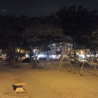 Sauces. El parque luce completamente a oscuras.
