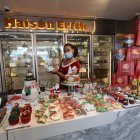 Comercio.- En una esquina se  en las latas con paisajes de Ecuador, para llevar allí el pan de pascua.