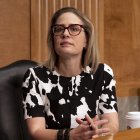 Imagen de archivo de la senadora estadounidense Kyrsten Sinema. EFE/EPA/MICHAEL REYNOLDS