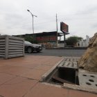 Daño. En ese agujero se han caído ya peatones y ciclistas.