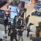 La alerta se inició luego de que el involucrado “gritó y se refirió de manera descortés” a agentes policiales. Esta persona luego fue sacada del lugar de encuentro