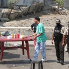 El puesto de comida fue movido unos metros y luego los comensales siguieron comiendo