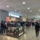 Así luce la fila de fanáticos que aspiran a comprar la línea del cantante.