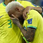 Neymar llora luce de la eliminación de Brasil en el Mundial de Qatar.