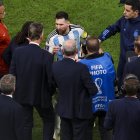 Lionel Messi fue a recriminar al entrenador Louis van Gaal por lo que dijo previo al partido.
