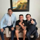 Daniel Salcedo (c) tras salir de la cárcel 4 de Quito.