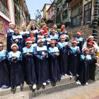 En el cerro Santa Ana un coro navideño de niños se alista para presentarse.