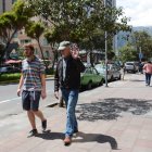 Caminar. En la avenida República del Salvador es muy  común ver pasear a extranjeros de varias nacionalidades.