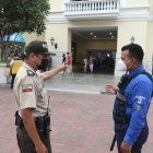 Disposiciones. La presencia de la Policía Nacional se ha incrementado en los exteriores de los centros comerciales y se complementa con la guardianía privada.