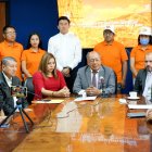 Enrique Chávez (centro) es reconocido como presidente del partido por una facción de la organización política.