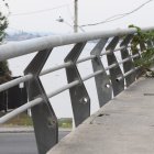 Así permanece ahora el puente. El miedo entre los peatones es latente.