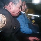 El político fue llevado en patrulla de la policía peruana