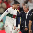 Cristiano Ronaldo (i) y el técnico Fernando Santos, tras el duelo ante Marruecos, donde Portugal fue eliminado del Mundial.