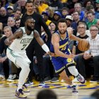 Stephen Curry (d), de los Warriors, aportó con 32 puntos.