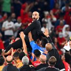 El seleccionador de Marruecos, Walid Regragui (arriba), y sus jugadores celebran tras ganar el partido de cuartos de final de la Copa Mundial de la FIFA 2022
