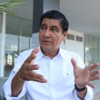 Es doctor en medicina y cirugía, especialista en cirugía general y en planificación estratégica en salud. Es máster en gerencia en salud para el desarrollo local. En 1988 fundó la Clínica San Francisco, en Daule. Fue concejal y jefe político del cantón en 2014 y 2015.