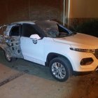 Caso. Un vehículo cercano a la vivienda afectada sufrió daños.