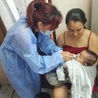 Prevención. Yisel Coromoto llevó a su bebé de cuatro meses a continuar el esquema regular de vacunación.