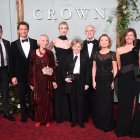 (De izquierda a derecha) Los actores y miembros del reparto "The Crown": Jonny Lee Miller, Dominic West, Marcia Warren, Elizabeth Debicki, Imelda Staunton, Jonathan Pryce, Lesley Manville y Claudia Harrison. Imagen archivo.