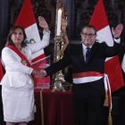 La presidenta de Perú, Dina Boluarte, toma juramento al ministro de Defensa, Luis Alberto Otárola, durante una ceremonia el pasado sábado, en el Palacio de Gobierno de Lima (Perú).