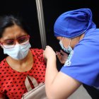 Una ciudadana recibe una vacuna en el centro comercial CityMall este lunes 12 de diciembre. Algunos sitios reportan más personas que se vacunan contra la influenza.