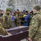 Familiares, amigos y camaradas asisten a una ceremonia fúnebre de los militares ucranianos en el cementerio Berkovetske en Kiev, en Ucrania / EFE