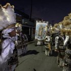 Un grupo de mujeres llamadas "matachines", se preparan para las festividades de la Virgen de Guadalupe el 11 de diciembre de 2022 en el municipio de Guadalupe, Nuevo León (México). EFE/Miguel Sierra