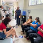 Atención. Pacientes siguen llegando al centro de salud.