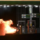 Vista de un vehículo incinerado por seguidores del saliente presidente de Brasil, Jair Bolsonaro, ayer en una estación de gasolina en Brasilia (Brasil). EFE/ANDRÉ BORGES